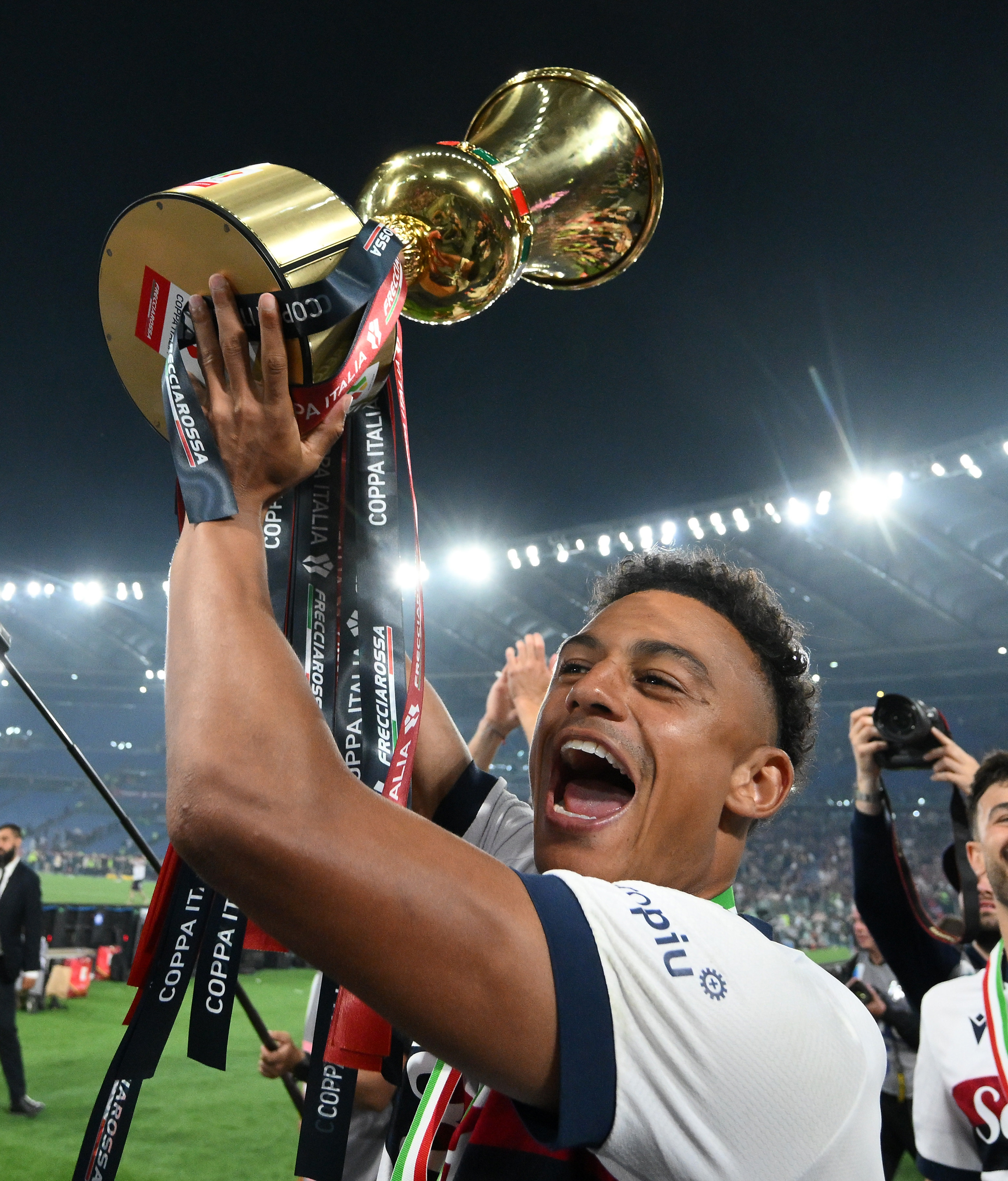 意大利足球队夺得冠军,球迷欢呼不已 意大利足球队夺得冠军,球迷欢呼不已