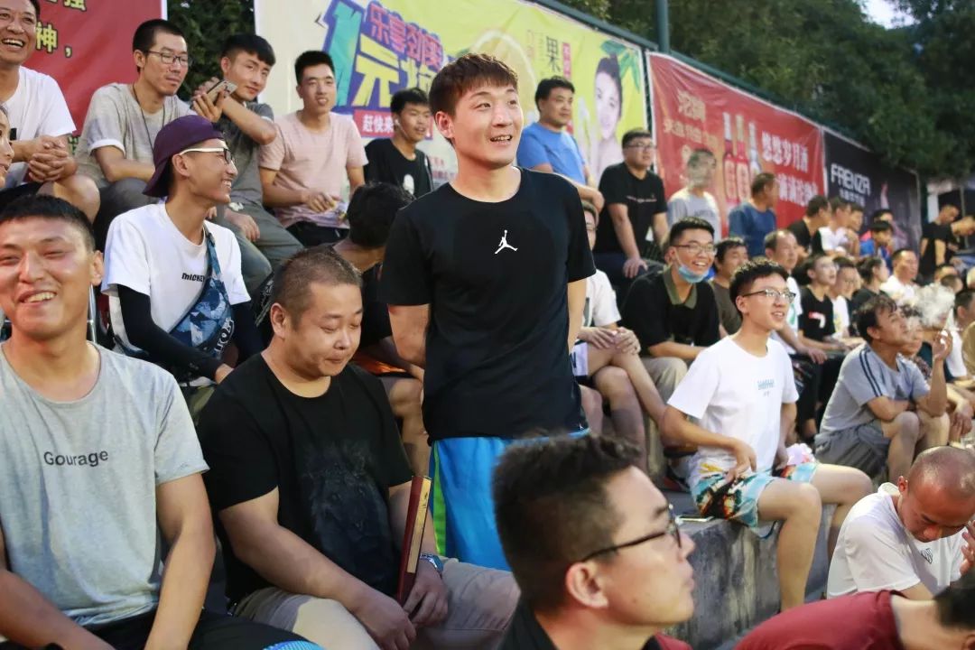 包含欧洲巨星篮球夏季巡回赛激情开幕，球迷沸腾的词条