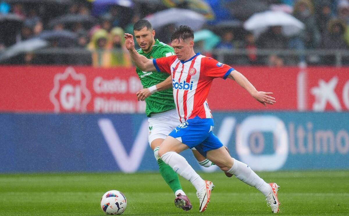 塞维利亚主场大胜皇家贝蒂斯,斩获三分 塞维利亚主场大胜皇家贝蒂斯,斩获三分