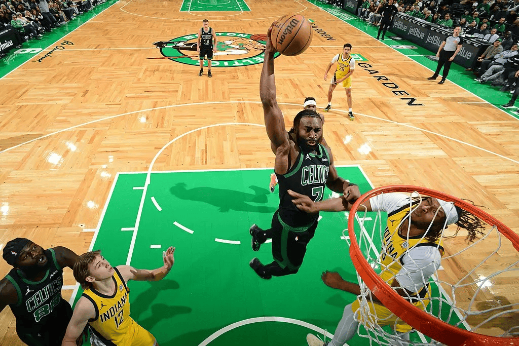 凯尔特人队大胜步行者队,登上榜首 凯尔特人队大胜步行者队,登上榜首