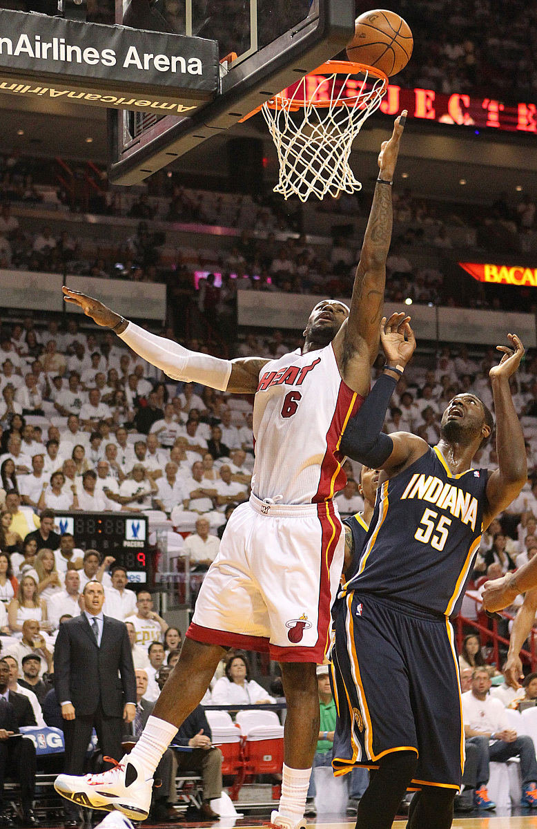 比赛如火如荼，场上激战场面令人目不转睛的简单介绍