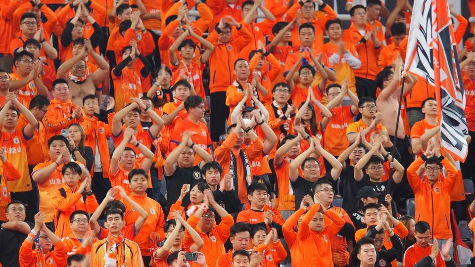 球队主场比赛风行，球迷热情高涨支持贡献现场气氛的简单介绍