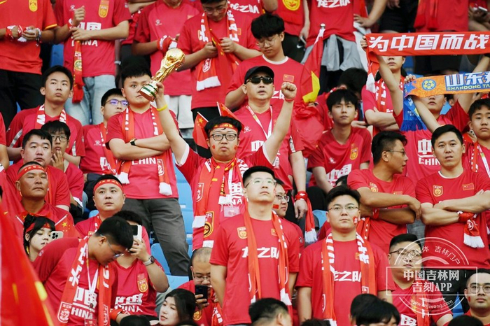 球队主场比赛风行，球迷热情高涨支持贡献现场气氛的简单介绍