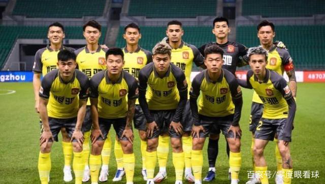 恒大客场战平上港，保持不败战绩，领跑榜首的简单介绍