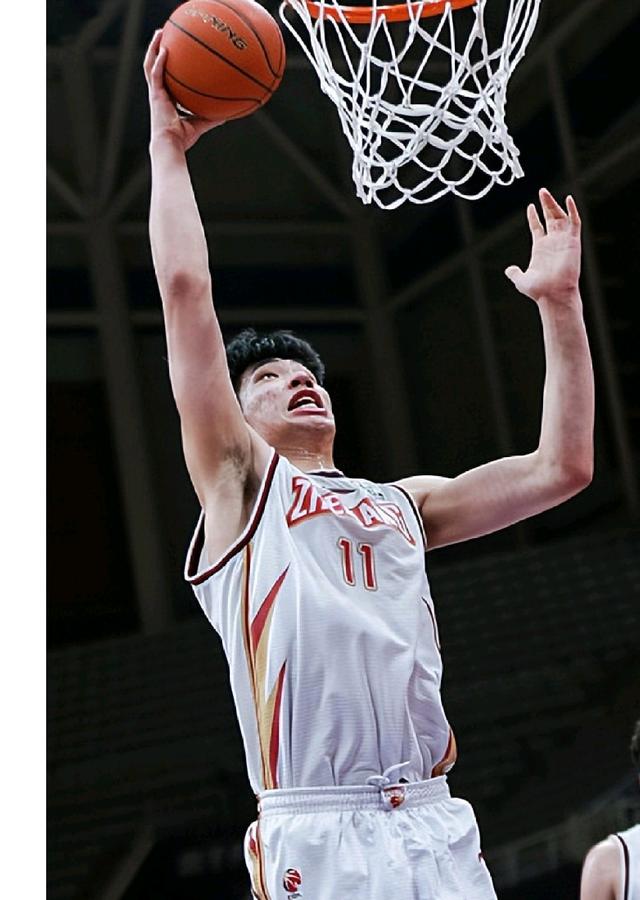 贵州男篮在比赛中夺取胜利，球员表现亮眼