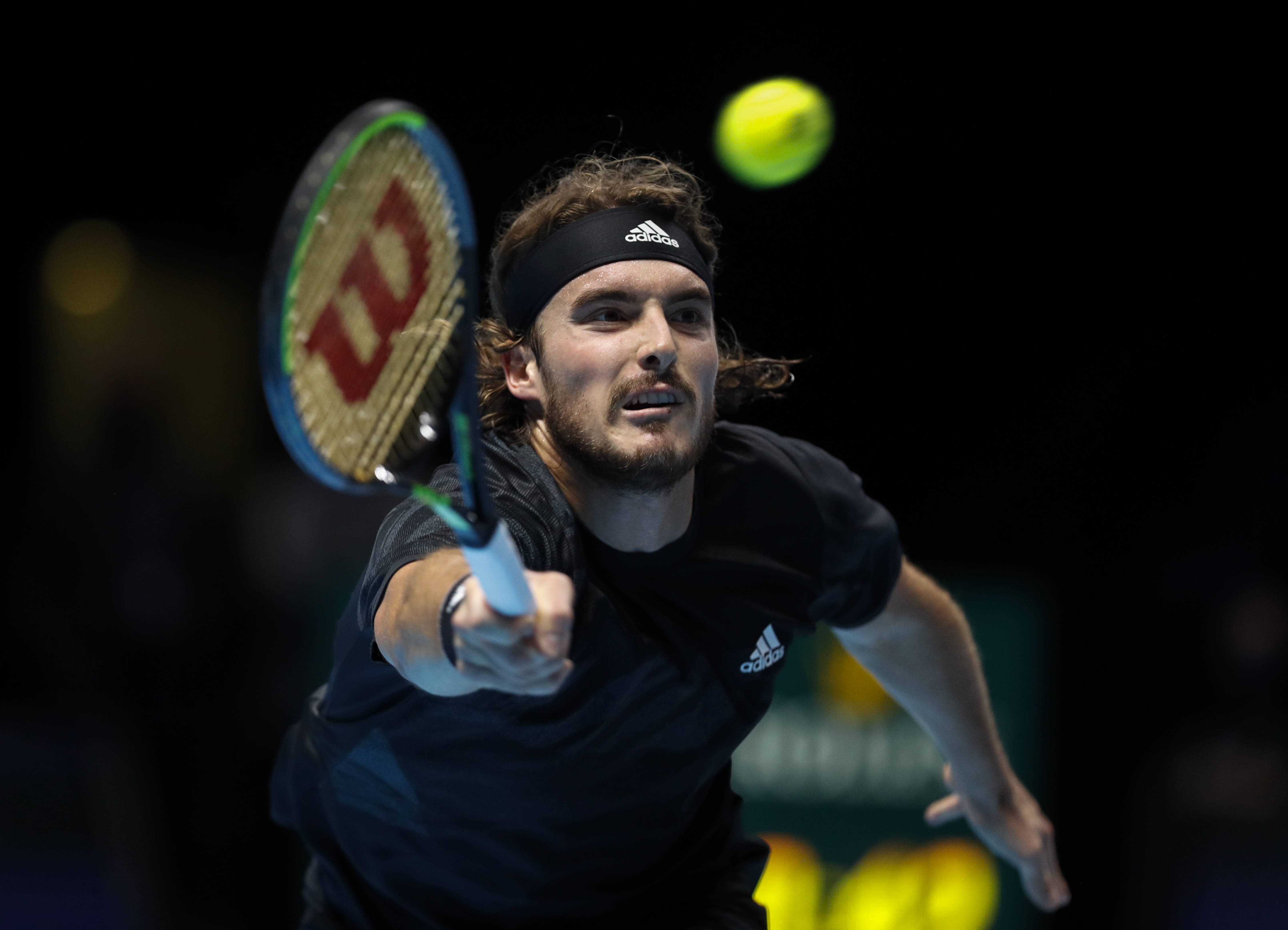 英国网球队力克美国网球队，西西帕斯送出助攻的简单介绍