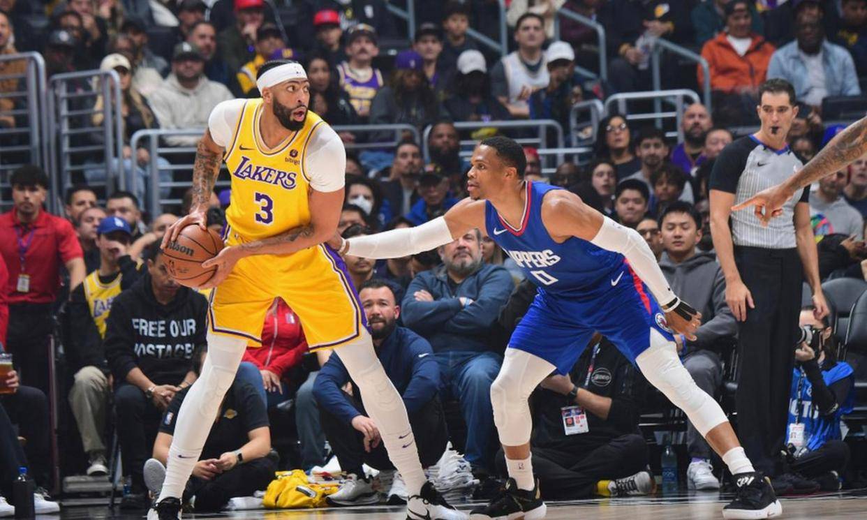 包含国王逆转快船，浓眉哥状态火热的词条